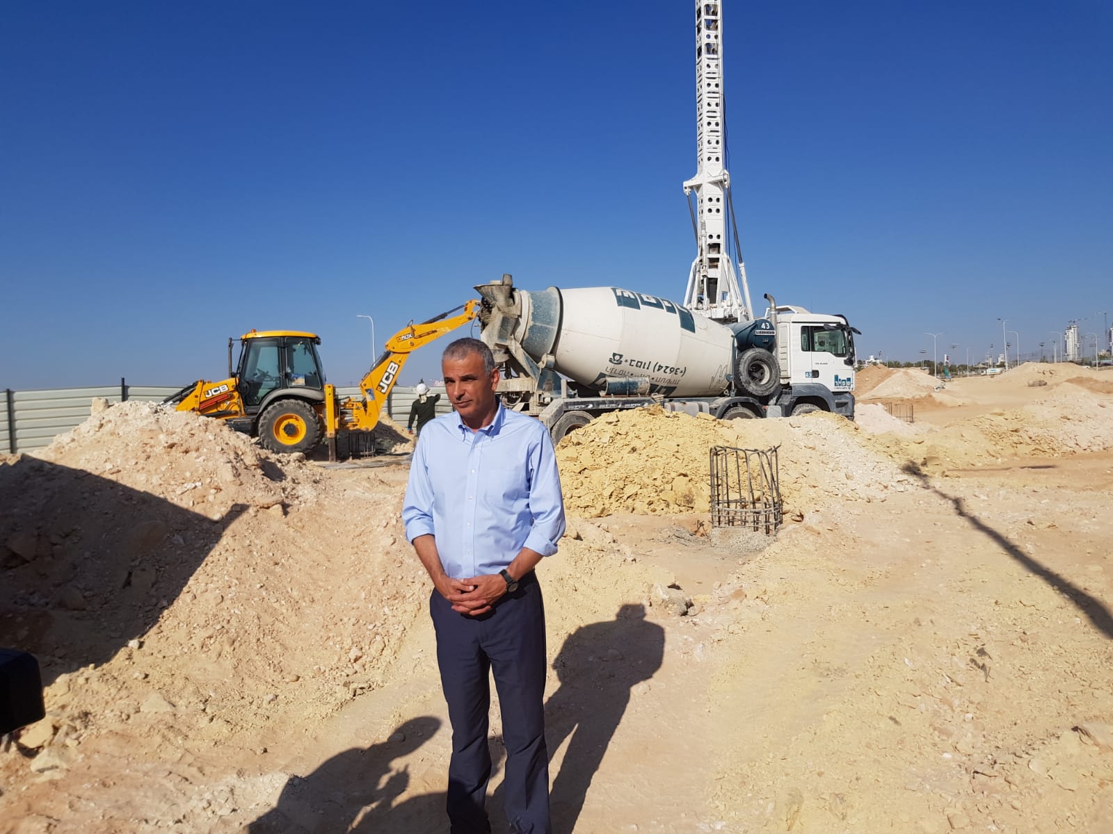 שר האוצר כחלון בשכונת הסיגליות, מרוצה מרעש המכונות (צילום: באדיבות איציק מצליח)